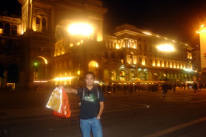 Segurando compras diante da Galleria Vittorio Emanuele II