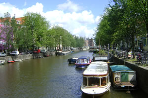Um dos canais de Amsterdam