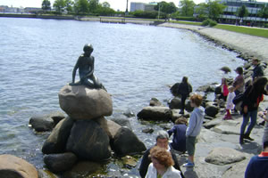 A Pequena Sereia de Copenhague e os turistas em ação